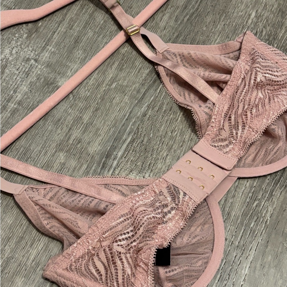 Victoria's Secret Blush Lace Bra - Picture 2 of 4